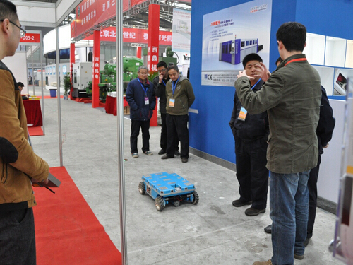 星空官方网站_星空xingkong（中国）参加2015中国西部国际装备制造业博览会-技术人员向观众讲解产品-2.jpg